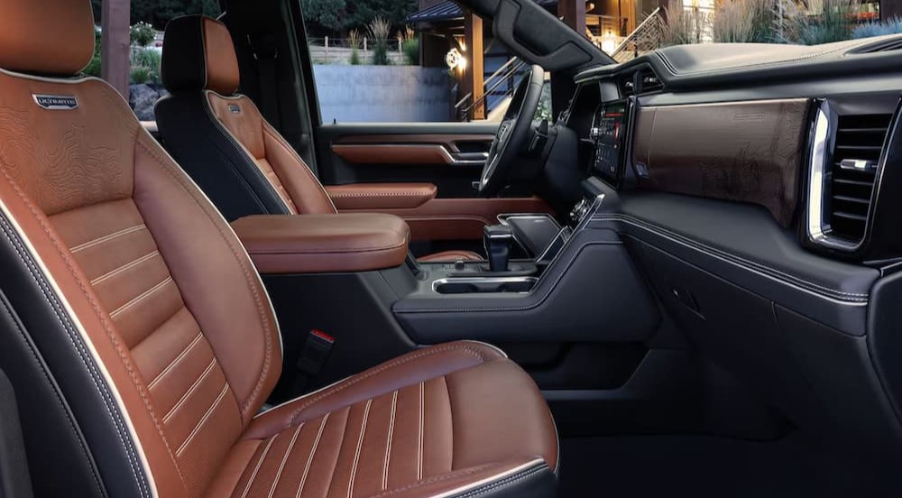 The black and brown interior and dash in a 2025 GMC Sierra 1500.