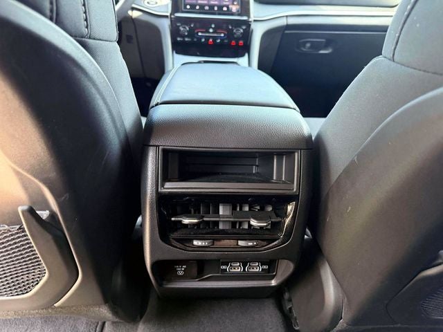 2023 Jeep Grand Cherokee Laredo 4x4