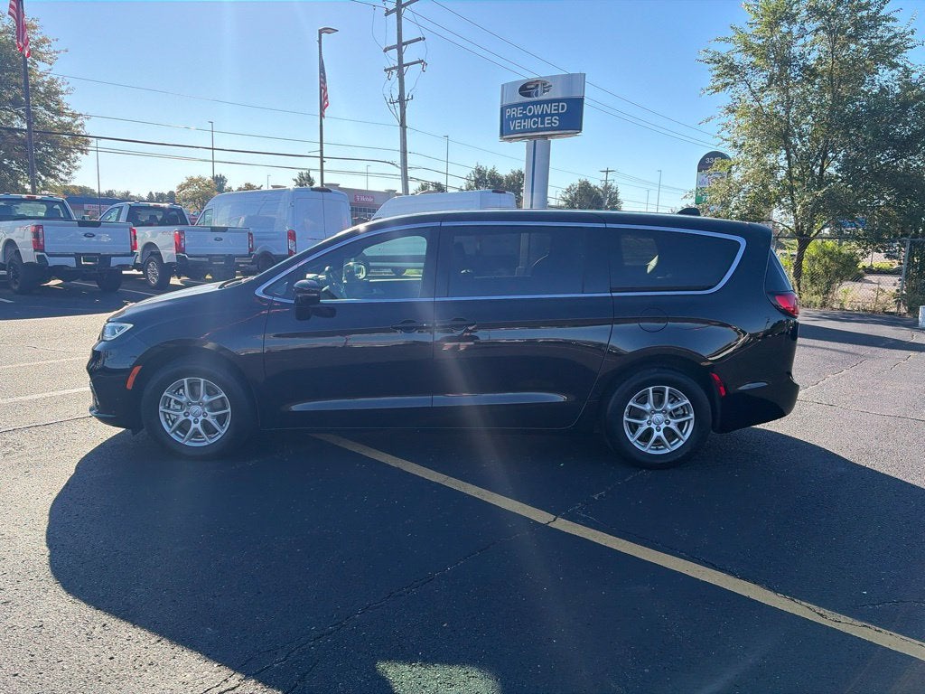 2025 Chrysler Pacifica Select