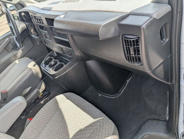2025 Chevrolet Express Passenger 1LT