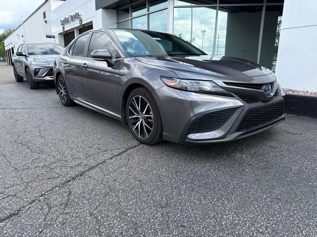 2022 Toyota Camry SE Hybrid
