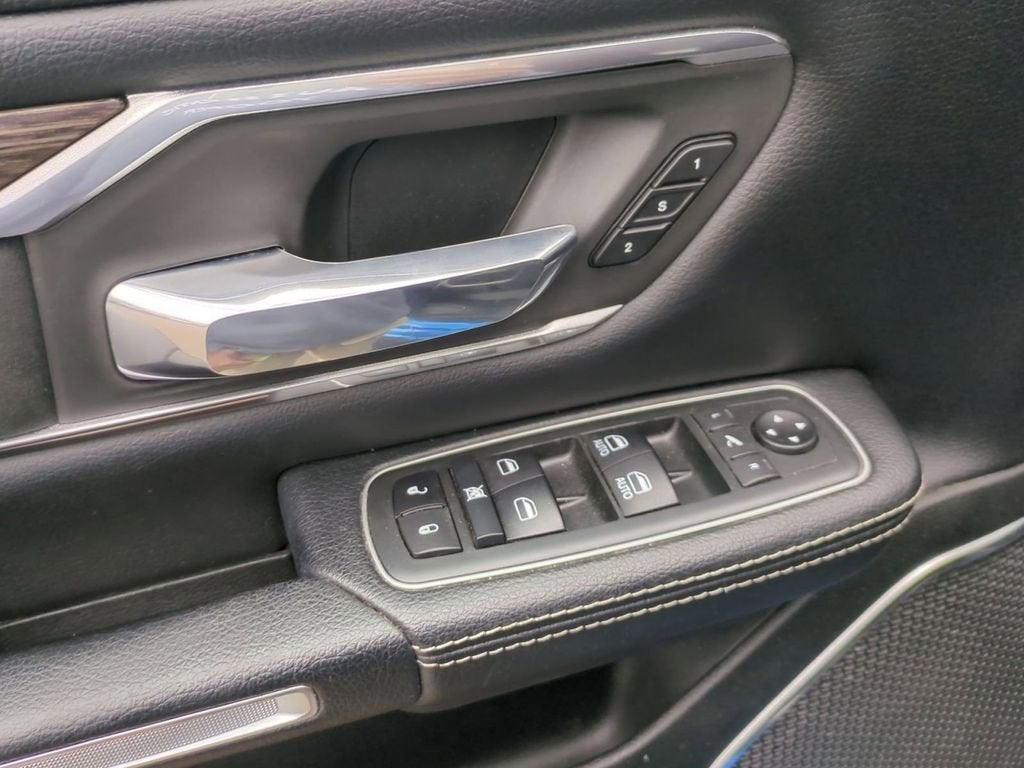 2020 RAM 1500 Laramie Crew Cab 4x4 5'7" Box