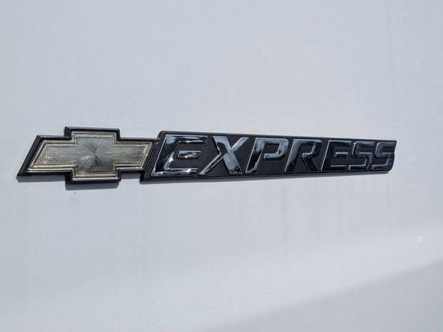 2025 Chevrolet Express Cargo WT